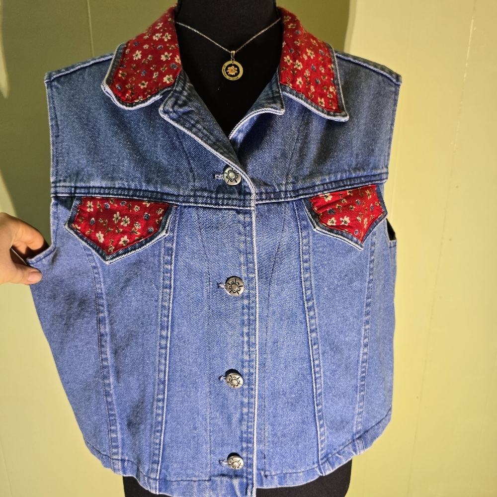 I11 Vintage 90s Boho Denim Vest with Red Floral Accents Size L Y2K